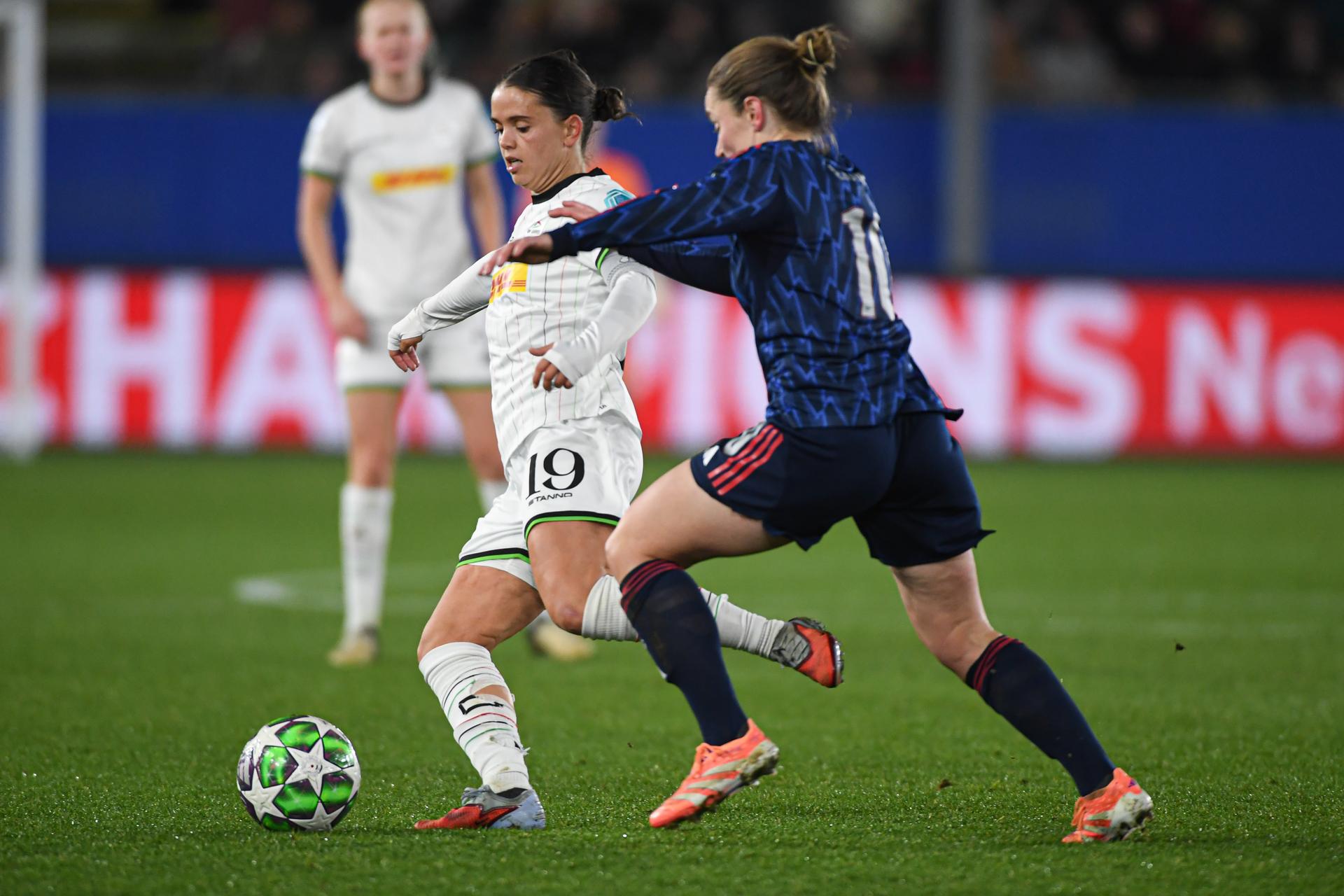 OHL Women's Jeslynn Kuijpers and Arsenal?s Kim Little pictured in action during a soccer match between Oud-Heverlee Leuven Women and English Arsenal, Wednesday 17 December 2025 in Heverlee, game 6 (out of 6) in the league phase of the UEFA Women's Champions League competition. BELGA PHOTO JILL DELSAUX