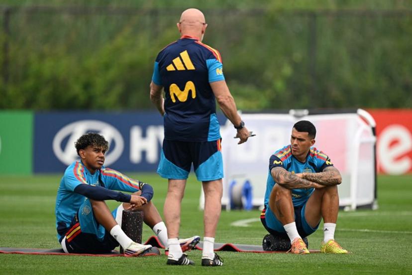 Spain's forward #19 Lamine Yamal (L) and Spain's defender #12 Pedro Porro (R) speaks with Spain's head coach Luis de la Fuente (C) during a training session at Melanie Lane Training Grounds in East Hanover, New Jersey, on July 16, 2026, ahead of the 2026 World Cup football tournament final match between Spain and Argentina.  MAURO PIMENTEL / AFP