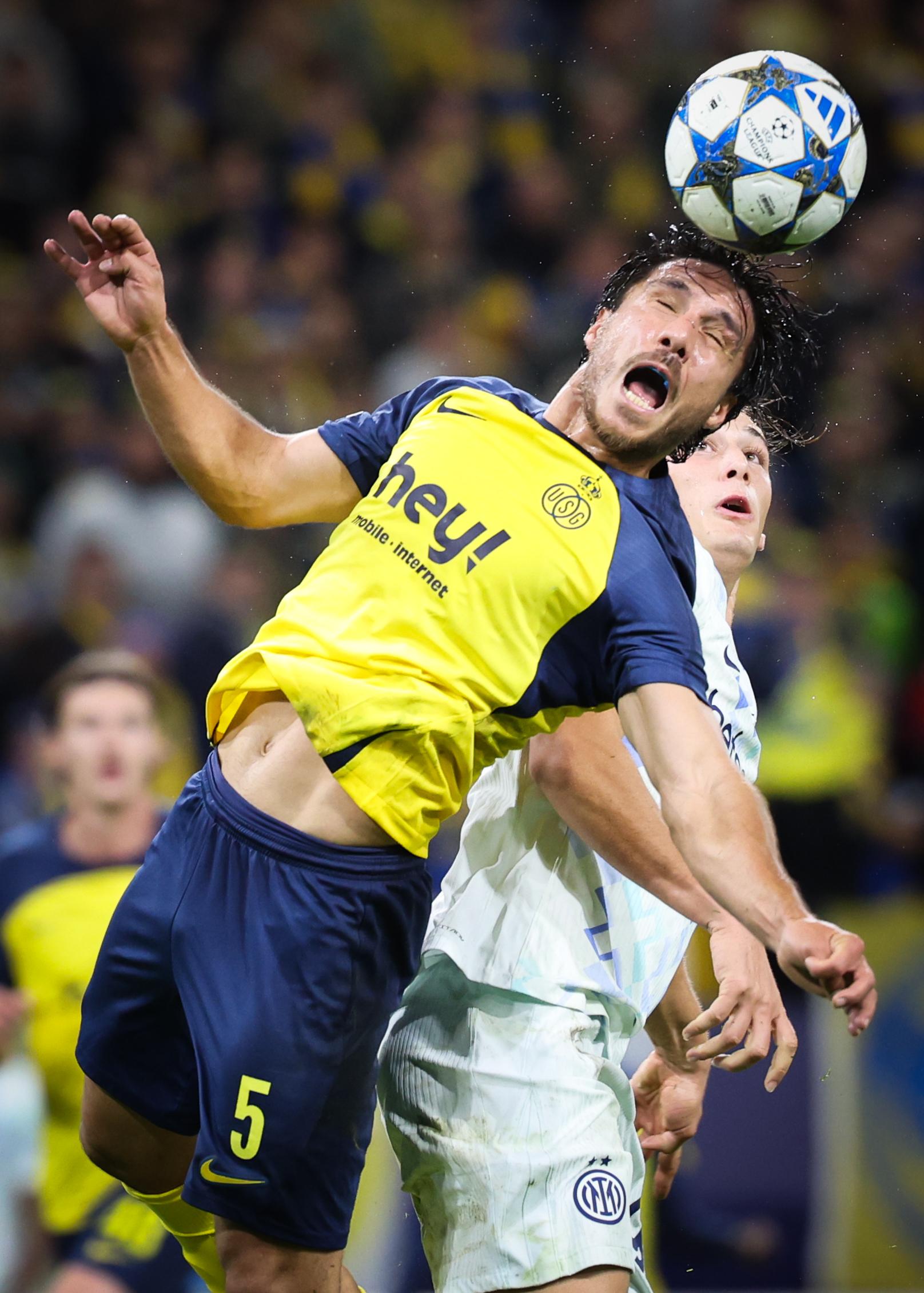 Union's Kevin Mac Allister and Inter's Pio Esposito fight for the ball during a soccer game between Belgian Royale Union Saint-Gilloise and Italian Internazionale Milano, Tuesday 21 October 2025 in Brussels, on the third day of the League phase of the UEFA Champions League tournament. BELGA PHOTO VIRGINIE LEFOUR
