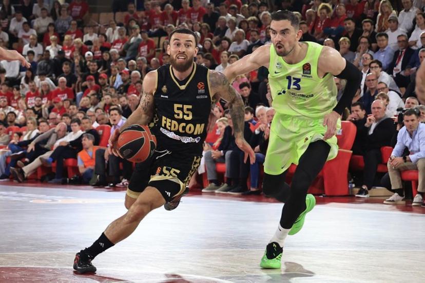 AS Monaco's US guard #55 Mike James (L) dribbles the ball against Barcelona's Czech guard #13 Tomas Satoransky during the Euroleague basketball quarter-final match 5 between AS Monaco and FC Barcelone at the Gaston-Medecin Arena in Monaco, on May 6, 2025.  Valery HACHE / AFP