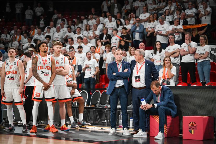 Leuven's players, Leuven's head coach Kristof Michiels and Leuven's assistent coach Christoff Janssens look dejected after losing a basketball match between Antwerp Giants and Leuven Bears, Sunday 22 March 2026 in Charleroi, the final of the men's Belgian 2026 Basketball Cup. BELGA PHOTO ELIAS ROM