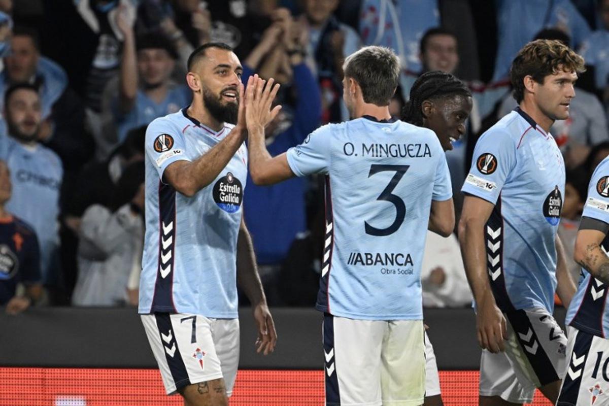Celta Vigo's Spanish forward #07 Borja Iglesias (L) celebrates scoring their third goal during the UEFA Europa League first round day 2 football match between RC Celta de Vigo and PAOK FC at Balaidos Stadium in Vigo on October 2, 2025.  Miguel RIOPA / AFP