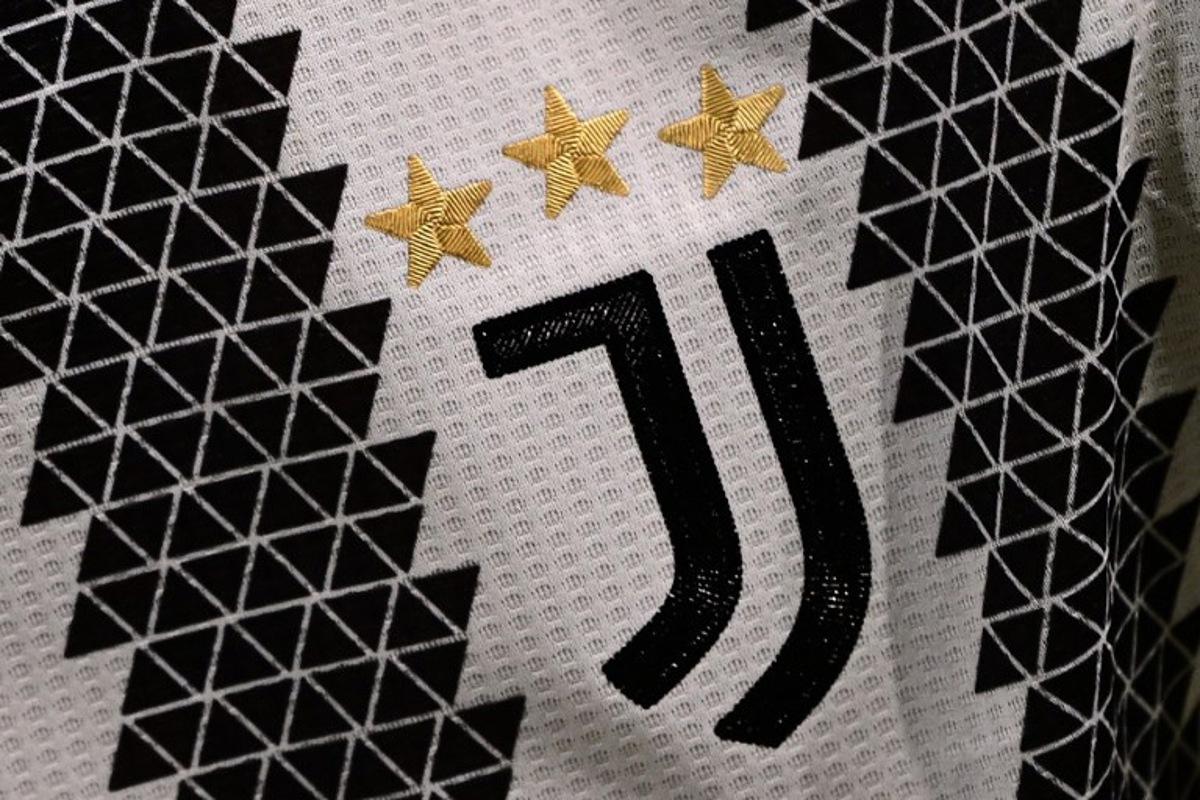 The logo of Juventus is pictured on the jersey of Juventus' Argentinian forward Angel Di Maria during the UEFA Europa League quarter-finals first leg football match between Juventus and Sporting CP, on April 13, 2023 at the Juventus stadium in Turin.  Marco BERTORELLO / AFP
