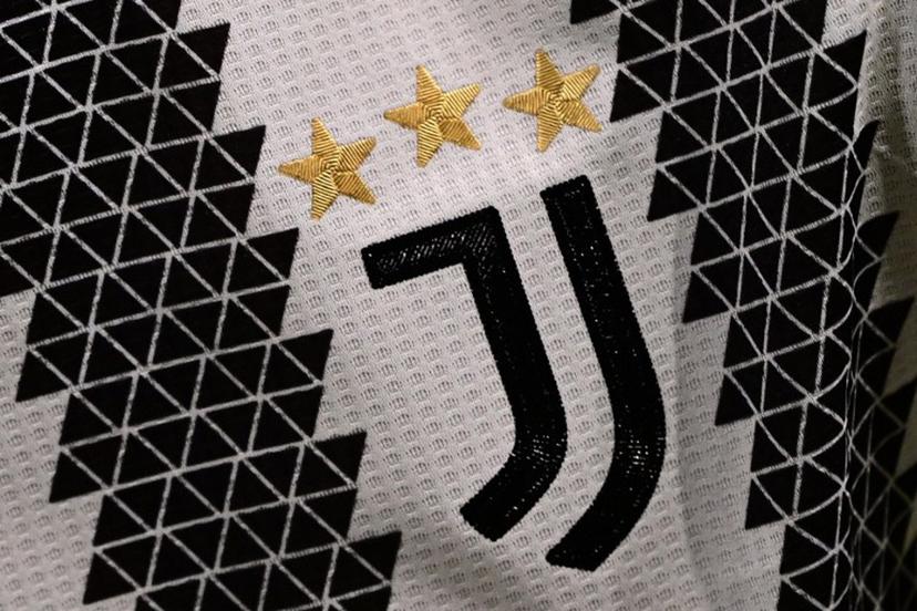 The logo of Juventus is pictured on the jersey of Juventus' Argentinian forward Angel Di Maria during the UEFA Europa League quarter-finals first leg football match between Juventus and Sporting CP, on April 13, 2023 at the Juventus stadium in Turin.  Marco BERTORELLO / AFP