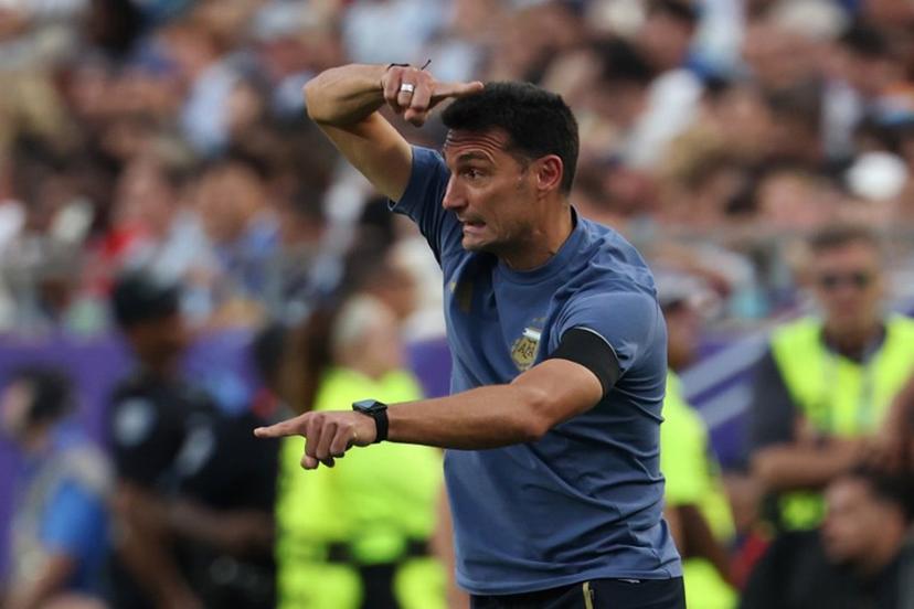 Argentina's head coach Lionel Scaloni gestures on the touchline during the 2026 World Cup football tournament quarter-final match between Argentina and Switzerland at the Kansas City Stadium in Kansas City on July 11, 2026.   Odd ANDERSEN / AFP