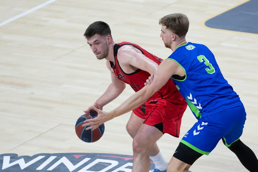 Antwerp's Niels De Ridder and Mons' Garrett Hien pictured during a basketball match between Antwerp Giants and Mons-Hainaut, Sunday 26 October 2025 in Antwerp, matchday 5/34 in the 'BNXT League' Belgian/ Dutch first division basket championship. BELGA PHOTO KRISTOF VAN ACCOM