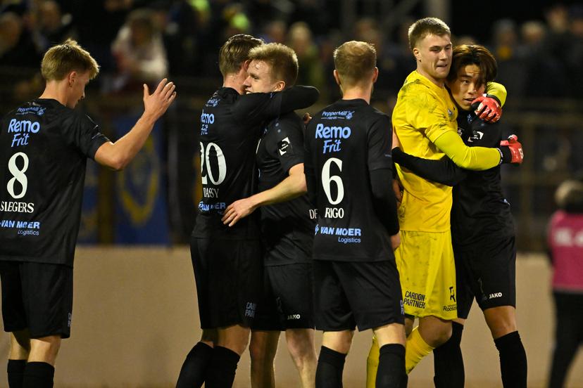 Beveren's players celebrate after winning a soccer game between Jong Genk and SK Beveren, Wednesday 17 December 2025 in Geel, on day 18 of the 2025-2026 'Challenger Pro League' 1B second division of the Belgian championship. BELGA PHOTO JOHAN EYCKENS