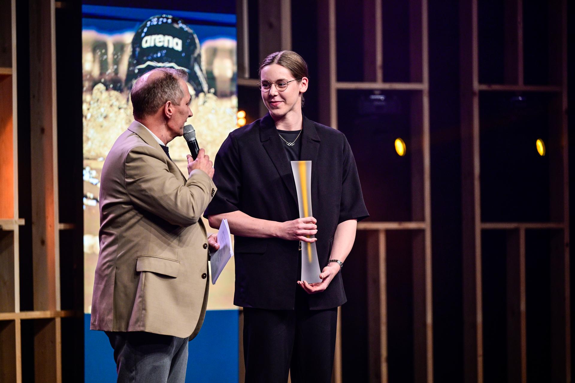 Sports journalist Karl Vannieuwkerke and Belgian swimmer Roos Vanotterdijk pictured on the podium at the 'Sportgala' award show, to announce the sport women and men of the year 2025, Sunday 14 December 2025 in Schelle. BELGA PHOTO DIRK WAEM