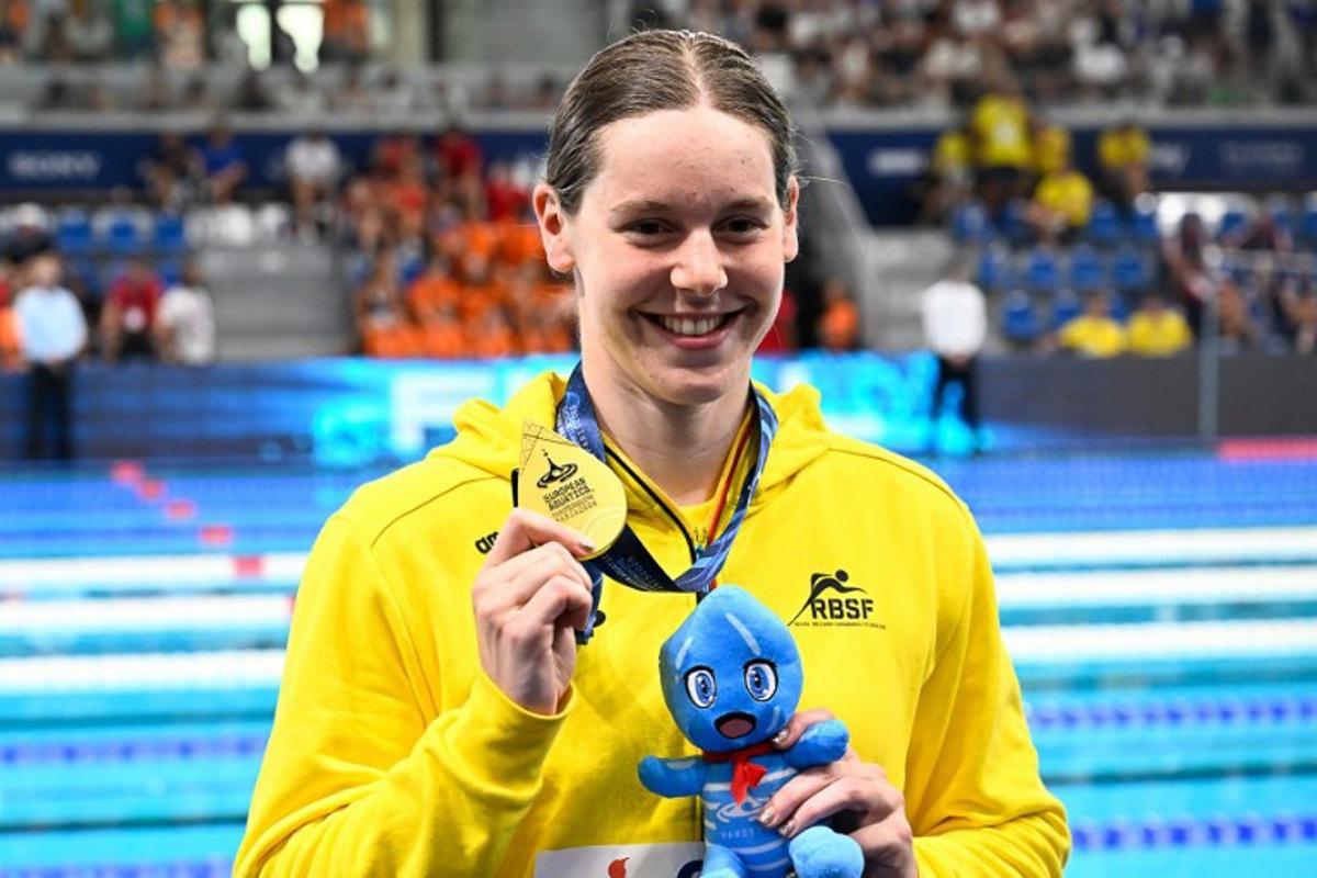 Gold medallist  Belgium's Roos Vanotterdijk pose afte the women's 100m butterfly swimming event during the LEN European Aquatics Championships at the Olympic Aquatic Centre in Saint-Denis, northern suburbs of Paris, on August 14, 2026.  JULIEN DE ROSA / AFP