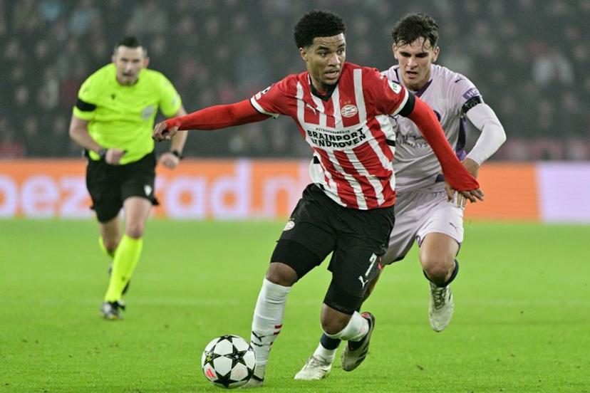 PSV Eindhoven's US midfielder #07 Malik Tillman (C) fights for the ball with Girona's Spanish midfielder #28 Silvi Clua during the UEFA Champions League, League phase - Matchday 4 football match between PSV Eindhoven and Girona FC at the PSV Stadium in Eindhoven on November 5, 2024.  Nick Gammon / AFP