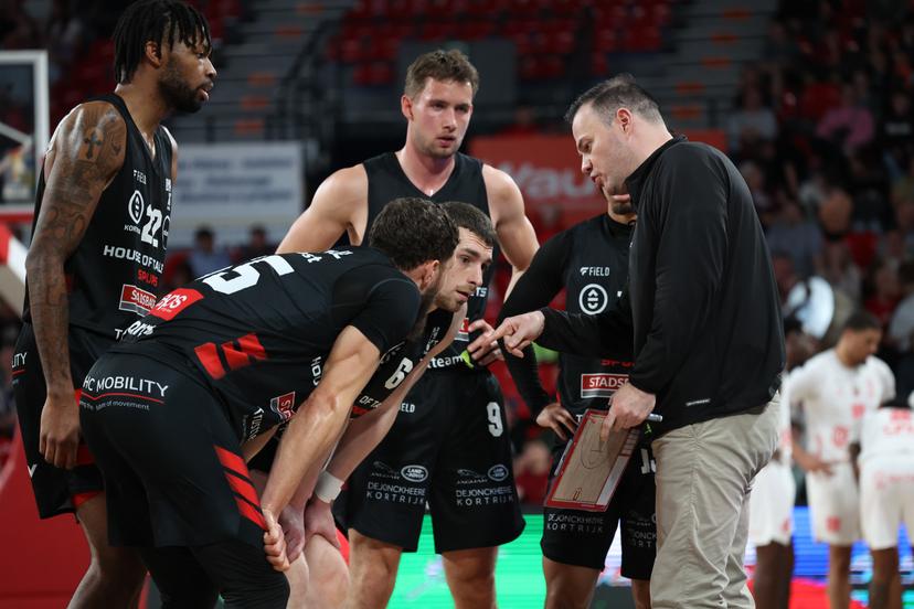 Kortrijk's head coach Johan Roijakkers talks to his players during a basketball match between Spirou Charleroi and House of Talents Spurs Kortrijk, Sunday 19 April 2026 in Charleroi, on day 30 of the 'BNXT League' Belgian and Dutch first division basket championships. BELGA PHOTO VIRGINIE LEFOUR