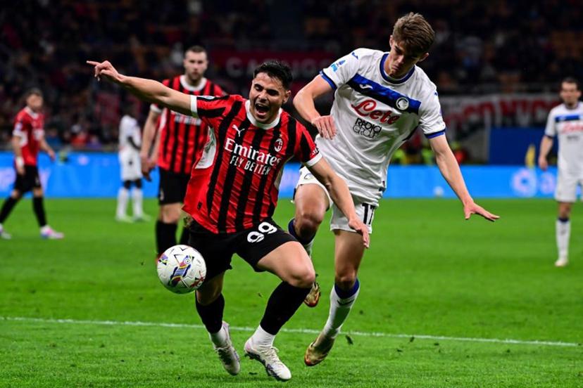 AC Milan's Italian forward #99 Riccardo Sottil (L) fights for the ball with Atalanta's Belgian forward #17 Charles De Ketelaere during the Italian Serie A football match between AC Milan and Atalanta Bergamo at the San Siro stadium in Milan, on April 20, 2025.  Piero CRUCIATTI / AFP
