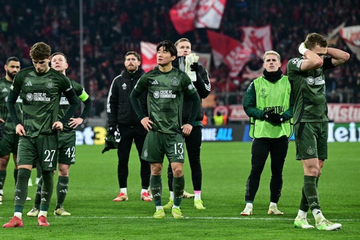 Celtic players reacts after the UEFA Champions League second-leg, knockout phase play-off match FC Bayern Munich vs Celtic on February 18, 2025 in Munich.  Tobias SCHWARZ / AFP