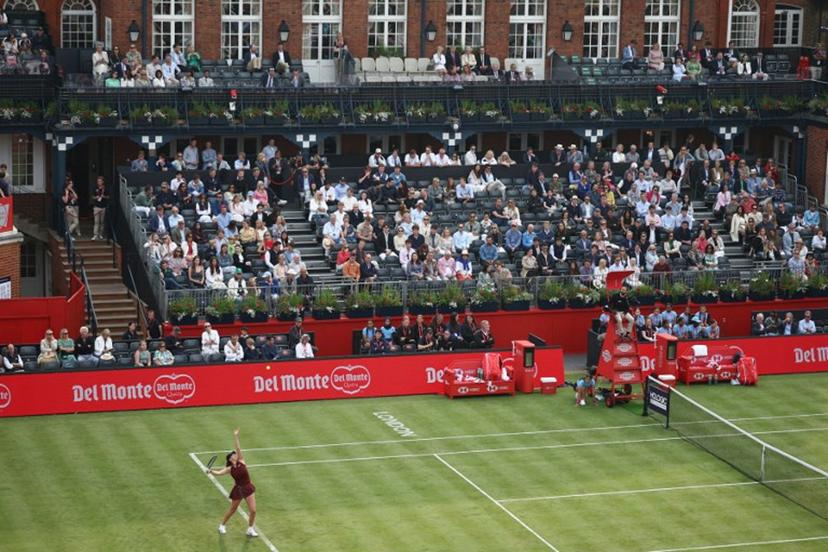US player Amanda Anisimova serves to Britain's Jodie Burrage during their women's singles round of 32 match at the HSBC WTA tennis Championships at Queen's Club in west London on June 9, 2025.  HENRY NICHOLLS / AFP