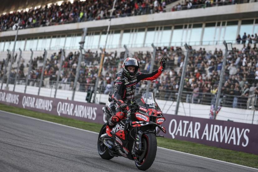 Aprilia Racing team's Italian MotoGP rider Marco Bezzecchi celebrates his third place in the MotoGP sprint race of the Portuguese Grand Prix at the Algarve International Circuit in Portimao on November 8, 2025.  PATRICIA DE MELO MOREIRA / AFP