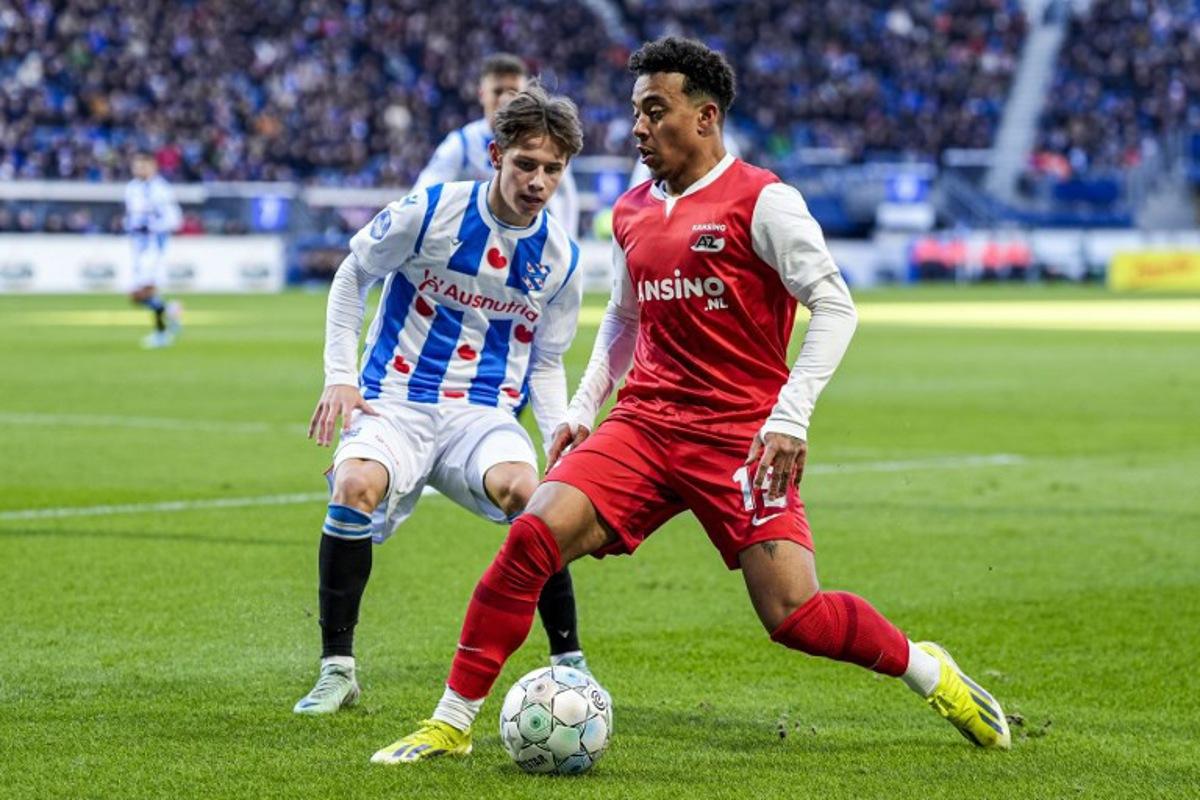 Alkmaar's Dutch forward #19 Myron van Brederode (R) fights for the ball with Heerenveen's Norwegian defender #45 Oliver Braude (L) during the Dutch Eredivisie match between SC Heerenven and AZ Alkmaar at the Abe Lenstra Stadium in Heerenveen on January 28, 2024.  Ed van de Pol / ANP / AFP