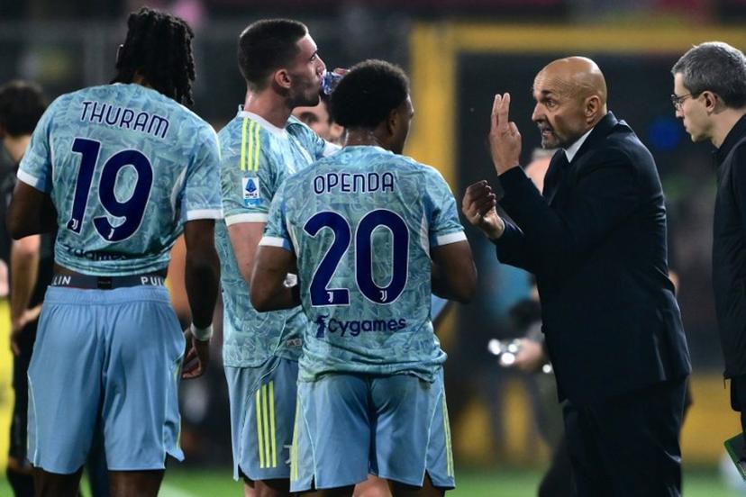 Juventus' Italian coach Luciano Spalletti (2nd R) speaks with his players during the Italian Serie A football match between Cremonese and Juventus at the Giovanni Zini Stadium in Cremona on November 1, 2025.   MARCO BERTORELLO / AFP