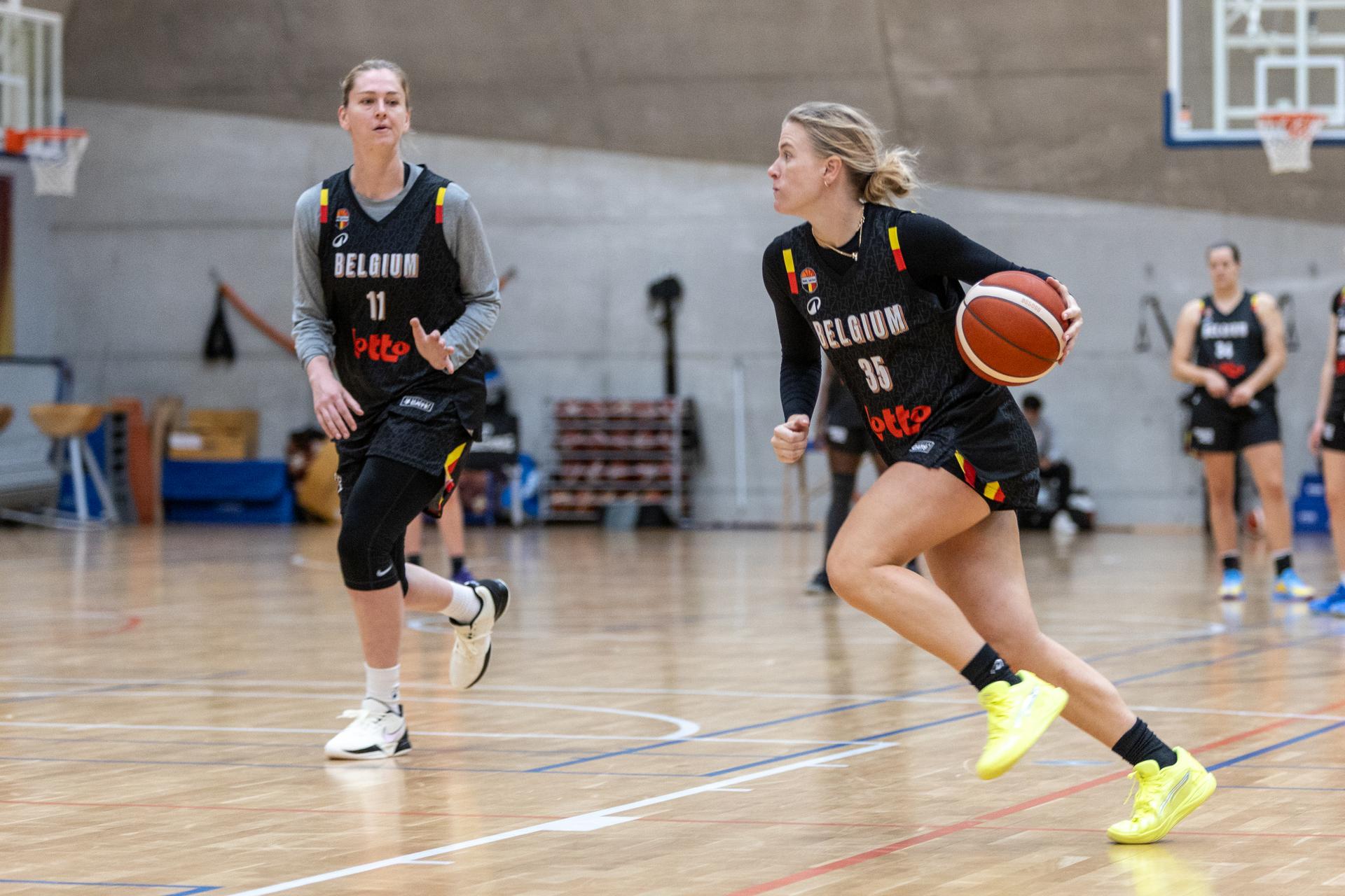 Belgium's Emma Meesseman and Belgium's Julie Vanloo pictured at a training session ahead of a press conference with the Belgian Cats ahead of their 2027 European Championship qualifying match against Finland, in Wilrijk, on Monday 10 November 2025. BELGA PHOTO ZENO DRUYTS