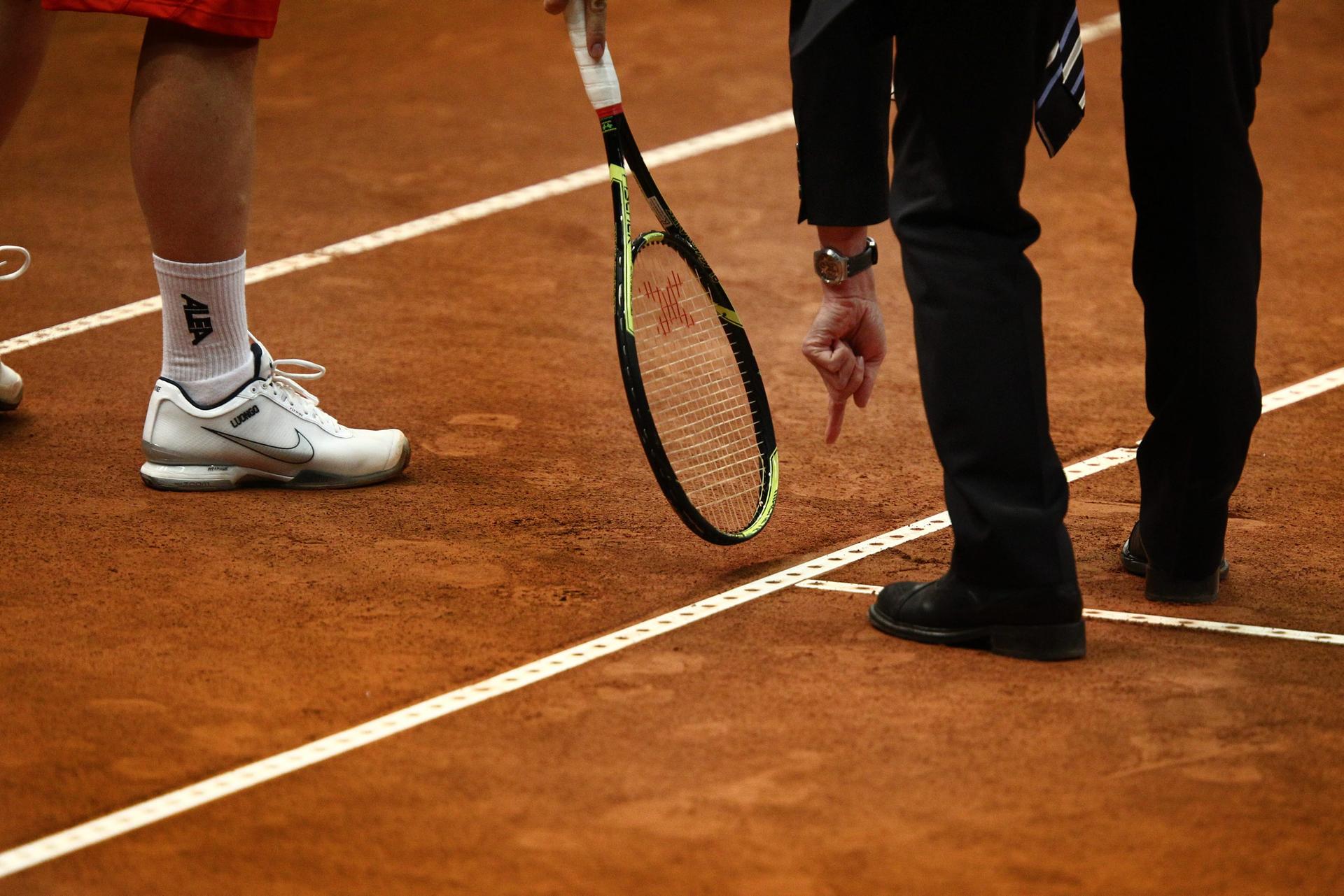 20100307 - BREE, BELGIUM: Illustration picture shows the referee and Czech Lukas Dlouhy, pointing to the gravel and the line, during Dlouhy's match against Christophe Rochus, on the third day of the Davis Cup meeting between Belgium and Czech Republic , Sunday 07 March 2010, in Bree. BELGA PHOTO YORICK JANSENS