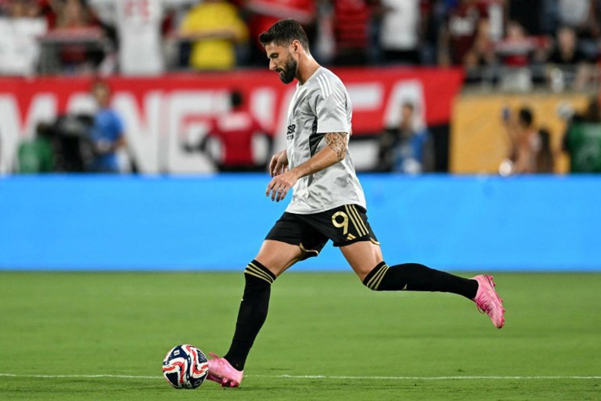 LAFC's French forward #09 Olivier Giroud warms up ahead of the FIFA Club World Cup 2025 Group D football match between US Los Angeles FC and Brazil's CR Flamengo at the Camping World stadium in Orlando on June 24, 2025.  Patricia DE MELO MOREIRA / AFP