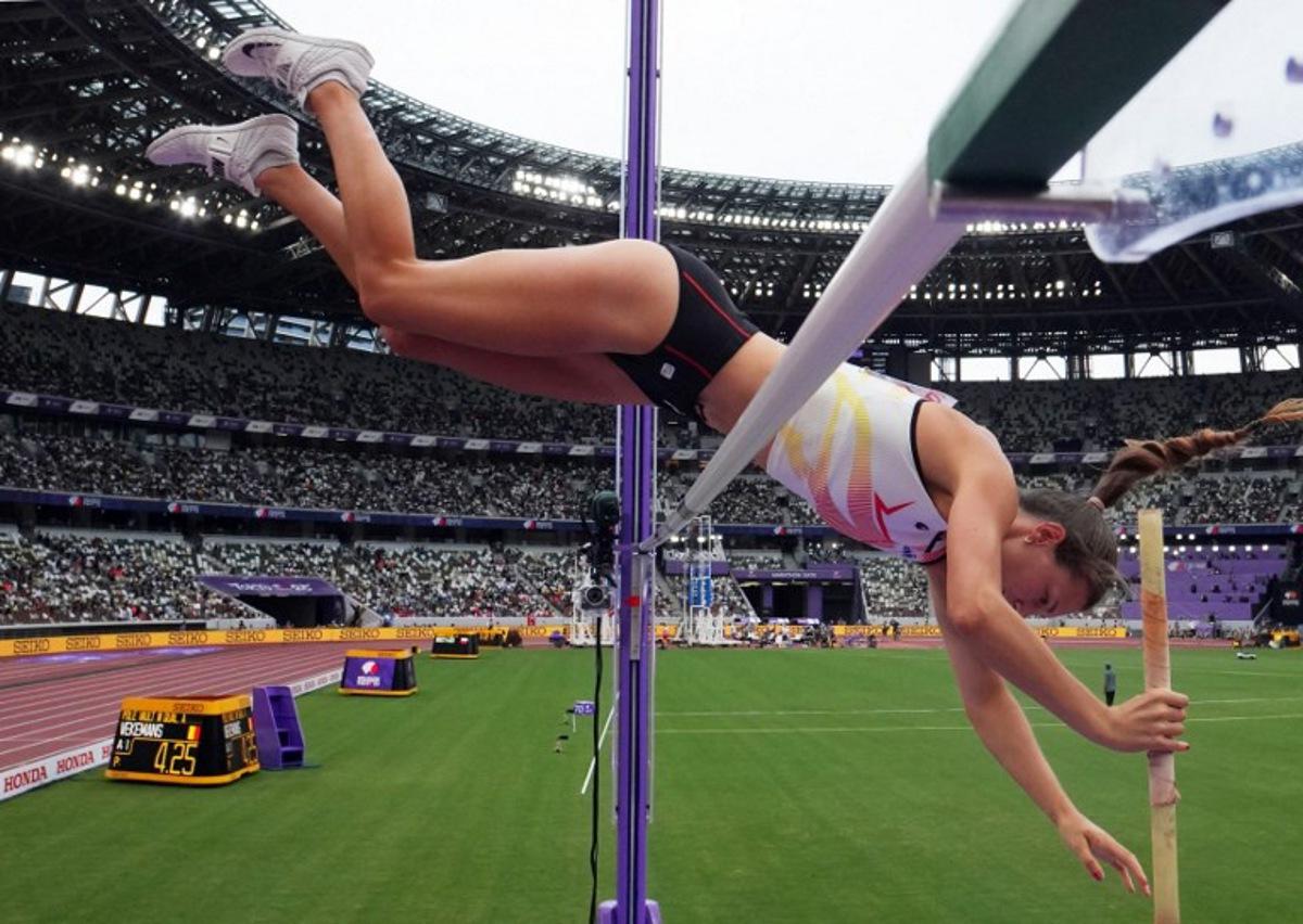 Belgium's athlete Elien Vekemans competes in the women's pole vault qualification during the World Athletics Championships in Tokyo on September 15, 2025.  Pawel Kopczynski / POOL / AFP