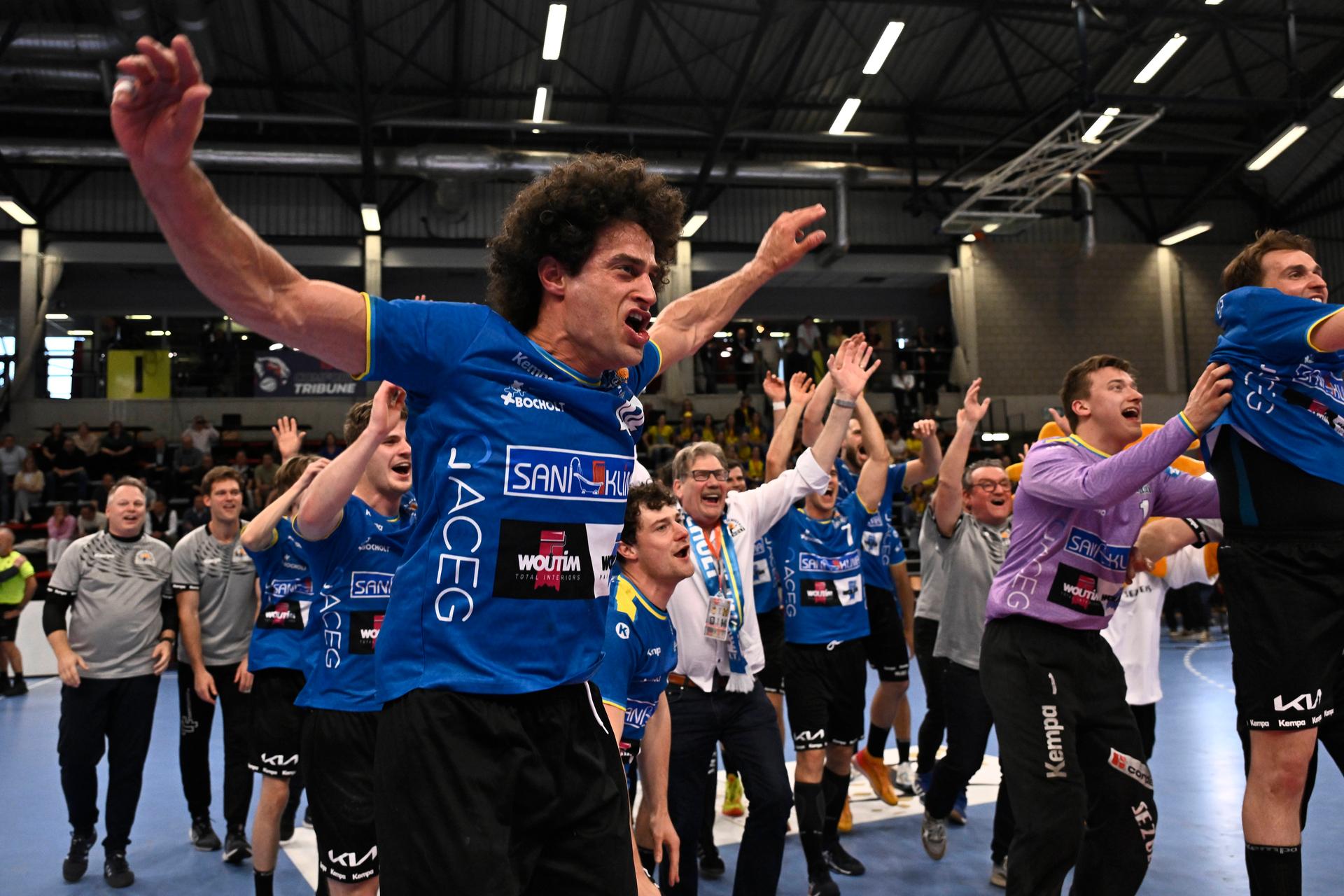 Hubo Hasselt's players celebrate after winning a handball game between Hubo handbal Hasselt and Achilles Bocholt, Saturday 19 April 2025, in Hasselt, the men's final of the Belgian handball cup. BELGA PHOTO JOHAN EYCKENS