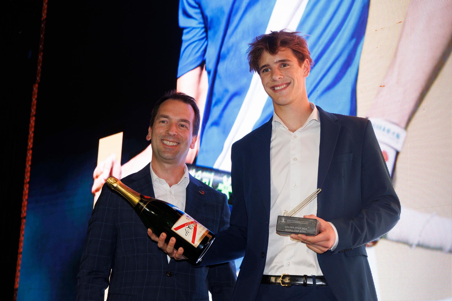 Uccle's Lucas Balthazar (R) pictured during a ceremony to award the 'Golden Sticks' (Gouden Sticks - Sticks d'Or) for the best players of the 2024-2025 hockey competition, Sunday 31 August 2025 in Brussels. BELGA PHOTO NICOLAS MAETERLINCK