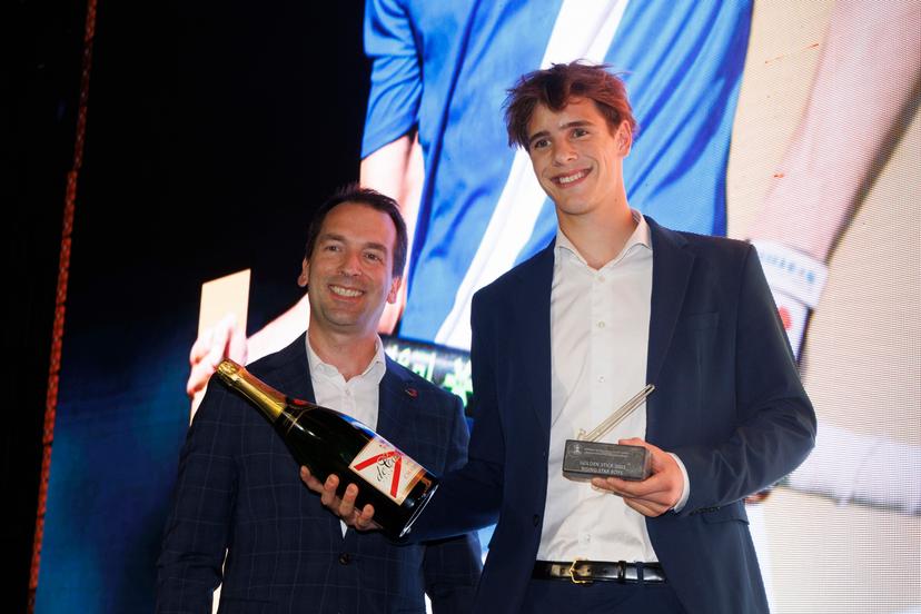 Uccle's Lucas Balthazar (R) pictured during a ceremony to award the 'Golden Sticks' (Gouden Sticks - Sticks d'Or) for the best players of the 2024-2025 hockey competition, Sunday 31 August 2025 in Brussels. BELGA PHOTO NICOLAS MAETERLINCK