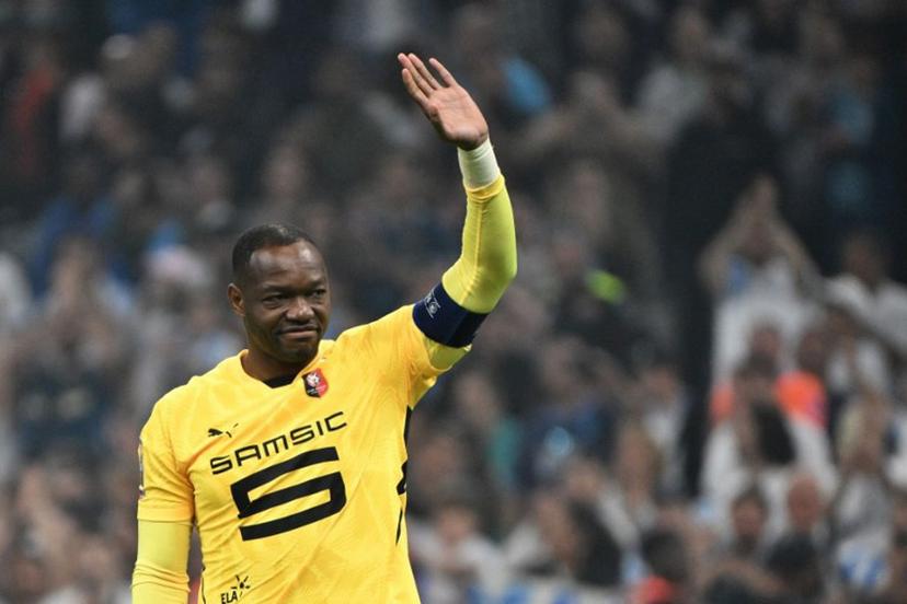 Rennes' French goalkeeper #30 Steve Mandanda salutes the OM supporters after receiving the captain's armband from Marseille's Argentinian defender #05 Leonardo Balerdi at the end of their ligue 1 football match Olympic of Marseille (OM) against stade Rennais at the Velodrome stadium, in Marseille on May 17, 2025.  Christophe SIMON / AFP