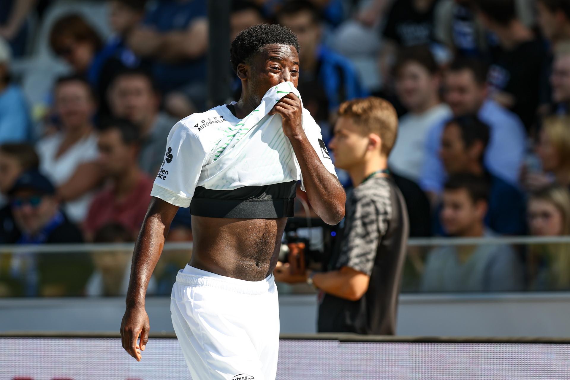 Cercle's Ibrahim Diakite leaves the pitch after being injured during a soccer match between Club Brugge and Cercle Brugge, Saturday 09 August 2025 in Brugge, on day 3 of the 2025-2026 'Jupiler Pro League' first division of the Belgian championship. BELGA PHOTO BRUNO FAHY