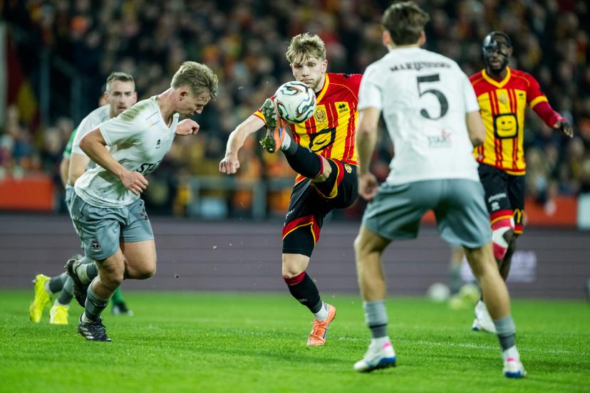 Dender's Luc De Fougerolles and Mechelen's Mathis Servais fight for the ball during a soccer match between KV Mechelen and FCV Dender EH, Saturday 27 December 2025 in Mechelen, on day 20 of the 2025-2026 'Jupiler Pro League' first division of the Belgian championship. BELGA PHOTO JASPER JACOBS