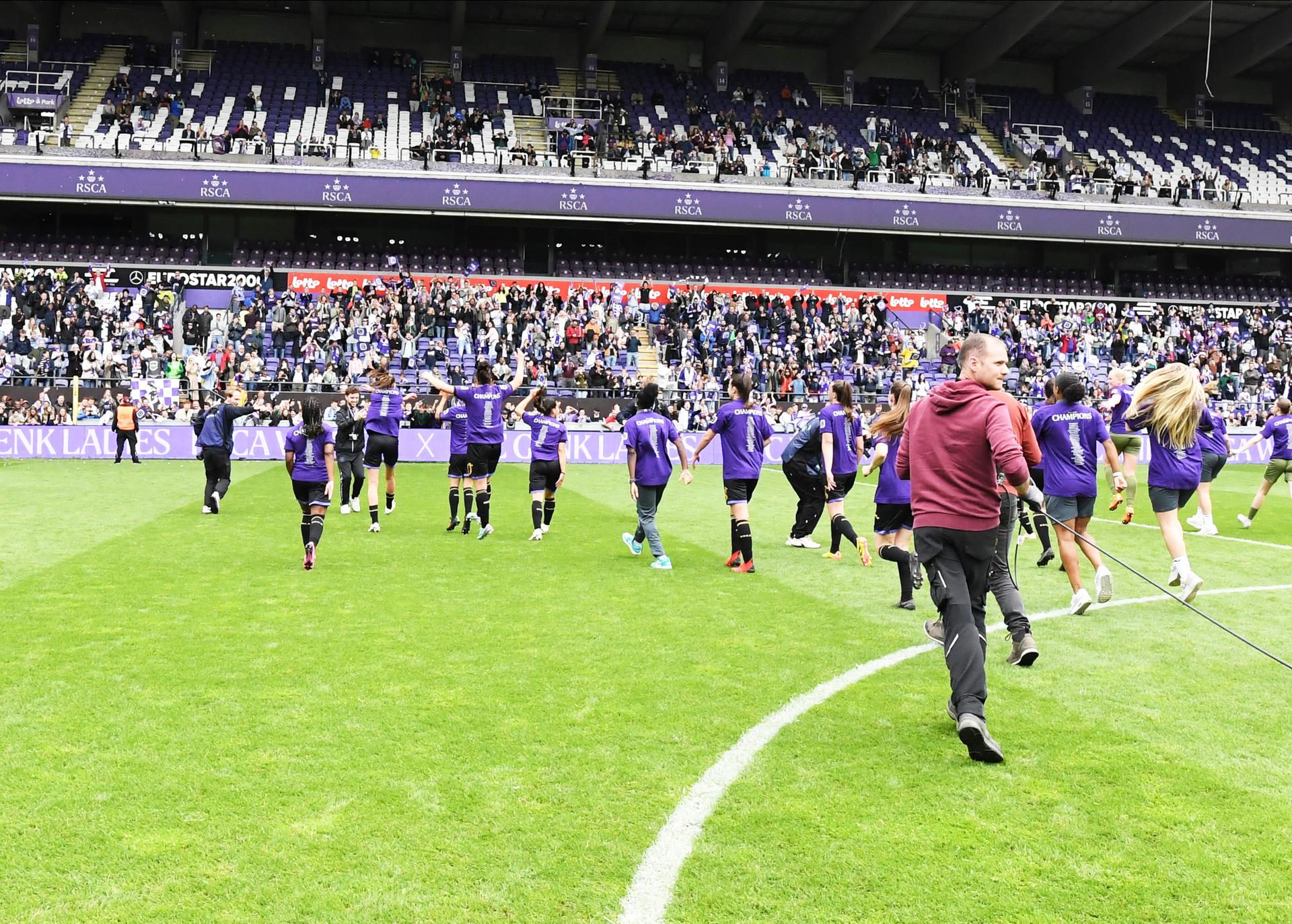 RSCA's players celebrate after winning the Super League women's championship, after a soccer game between RSCA Women and KRC Genk, Saturday 25 May 2024 in Brussels, on day 10/10 of the play-off group A of the Super League women's championship.  BELGA PHOTO JILL DELSAUX