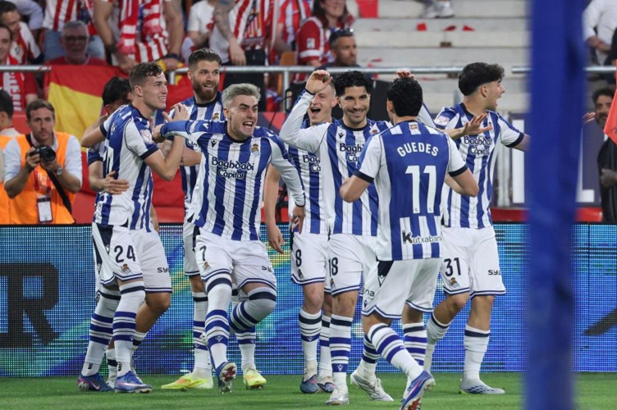 Real Sociedad's Spanish forward #07 Ander Barrenetxea (2L) celebrates scoring his team's first goal during the Copa del Rey (King's Cup) final football match between Club Atletico de Madrid and Real Sociedad at La Cartuja stadium in Seville on April 18, 2026.   Thomas COEX / AFP