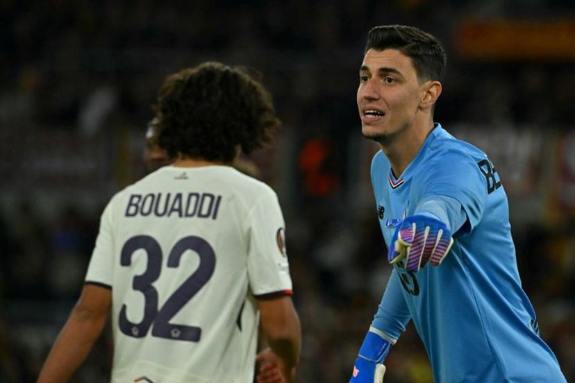 Lille's Turkish goalkeeper #01 Berke Ozer gestures during the UEFA Europa League first round day 2 football match between AS Roma (ITA) and LOSC Lille (FRA) at the Olympic Stadium in Rome on October 2, 2025.  Filippo MONTEFORTE / AFP