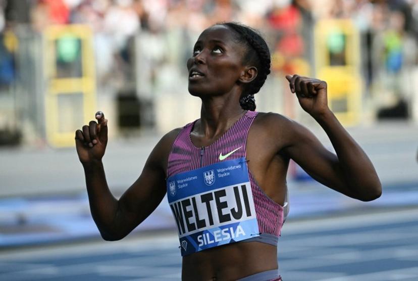 Ethiopia's Diribe Welteji celebrates winning the women's 1500m event of the Silesia Diamond League athletics meeting in Chorzow, Poland, on August 25, 2024.  Sergei GAPON / AFP