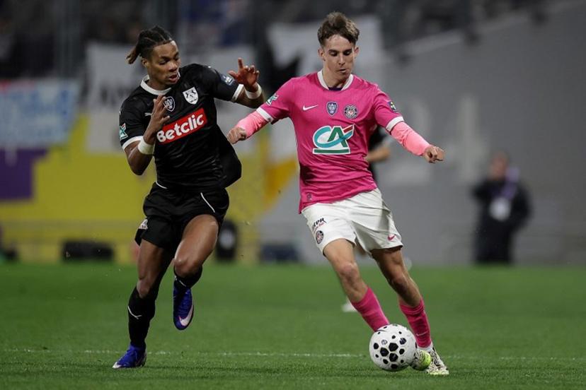 Toulouse's Slovakia midfielder #08 Mario Sauer (R) fights with Amiens' Ivorian midfielder #08 Ibrahim Fofana (L) during the French Cup round of 16 football match between Toulouse FC and Amiens SCF at the Stadium de Toulouse in Toulouse, south-western France, on February 4, 2026.  Valentine CHAPUIS / AFP