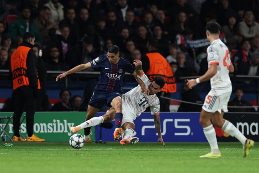 Bayern Munich's Colombian forward #14 Luis Diaz (R) tackles Paris Saint-Germain's Moroccan defender #02 Achraf Hakimi during the UEFA Champions League, league phase day 4, football match between Paris Saint-Germain (PSG) and FC Bayern Munich at the Parc des Princes in Paris, on November 4, 2025.  Thomas SAMSON / AFP