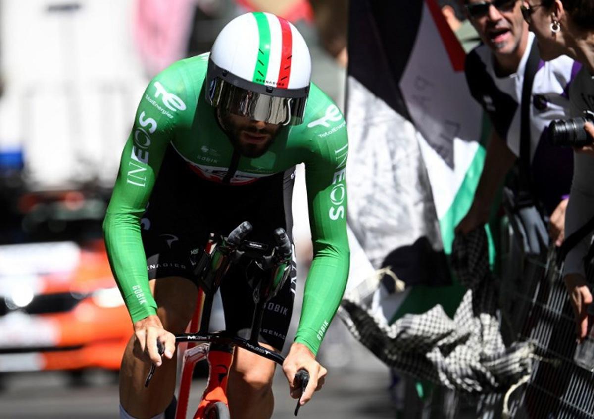 Pro-Palestinians protesters demonstrate as Team Ineos' Italian rider Filippo Ganna competes during the 18th stage of the Vuelta a Espana, a 26 km race against the clock between Valladolid and Valladolid, on September 11, 2025.    Miguel RIOPA / AFP