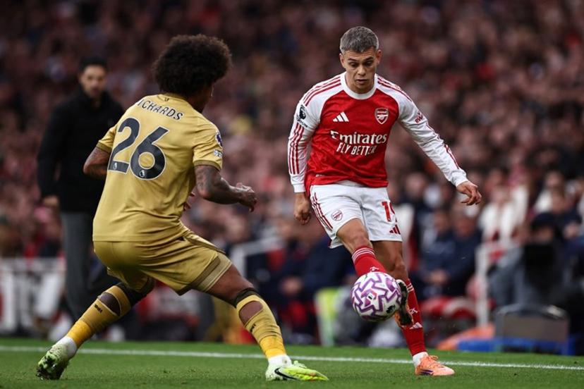 Arsenal's Belgian midfielder #19 Leandro Trossard (R) vies with Crystal Palace's US defender #26 Chris Richards (L) during the English Premier League football match between Arsenal and Crystal Palace at the Emirates Stadium in London on October 26, 2025.   HENRY NICHOLLS / AFP