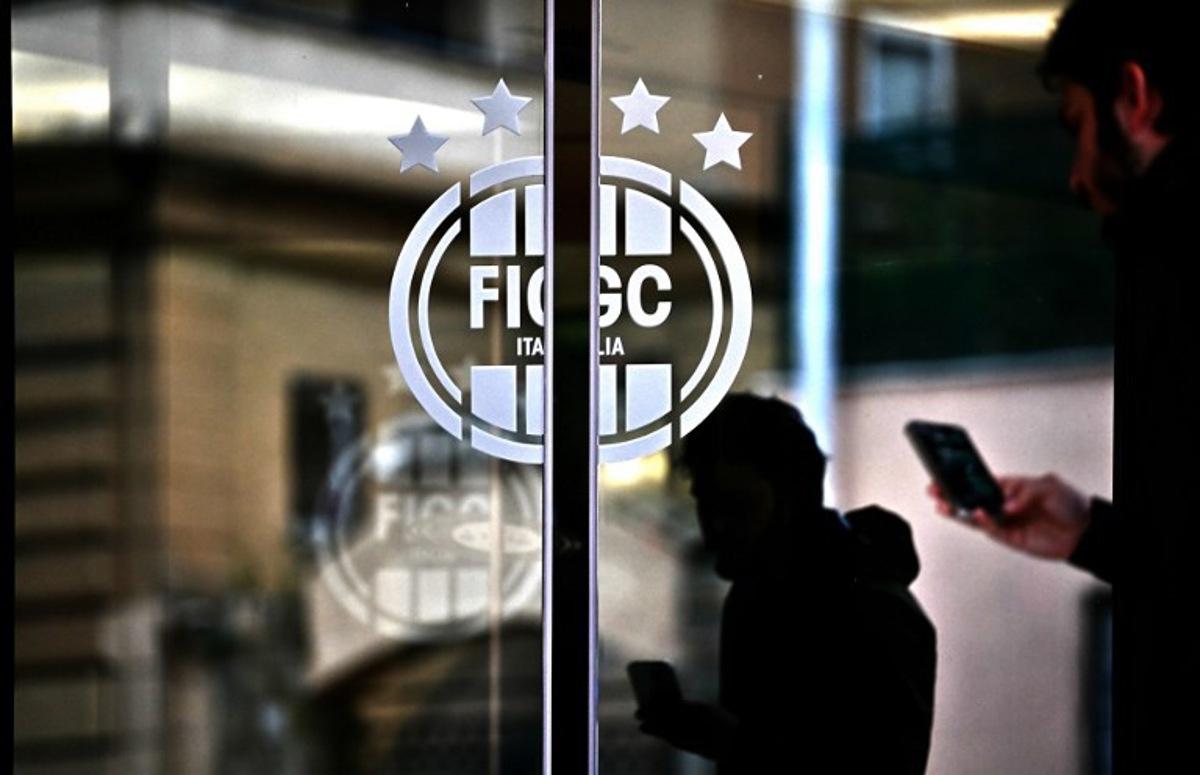 A man enters the headquarters of the Italian Football Federation (FIGC) in Rome on April 1, 2026.  Italy's Sport Minister Andrea Abodi said on April 1, 2026 the head of the country's football federation should step down after the national team failed to qualify for a third consecutive World Cup. The Azzurri fell at the play-offs again, this time after a penalty shoot-out against Bosnia and Hercegovina on March 31, and will miss this summer's finals in the United States, Canada and Mexico. Filippo MONTEFORTE / AFP