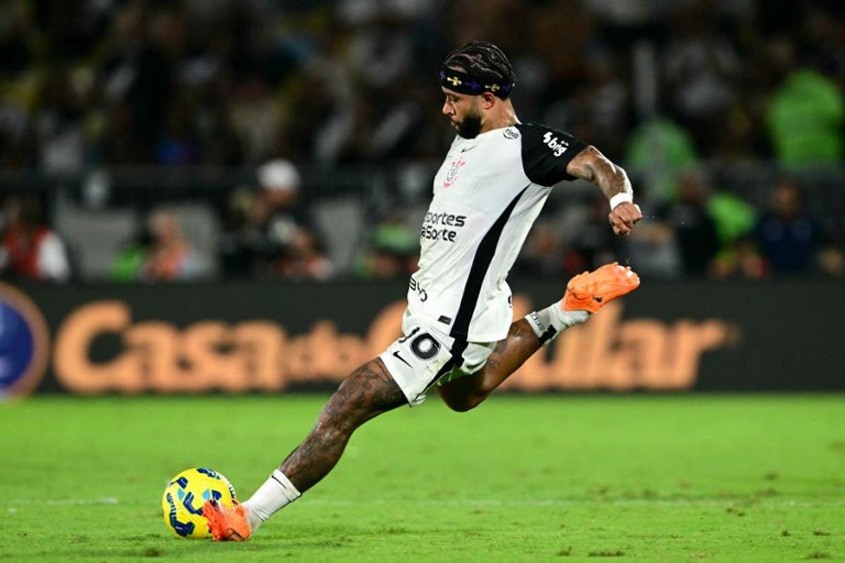 Corinthians' Dutch forward #10 Memphis Depay controls the ball during the Brazil Cup final second leg football match between Vasco da Gama and Corinthians at the Maracana stadium in Rio de Janeiro, Brazil on December 21, 2025.  Pablo PORCIUNCULA / AFP