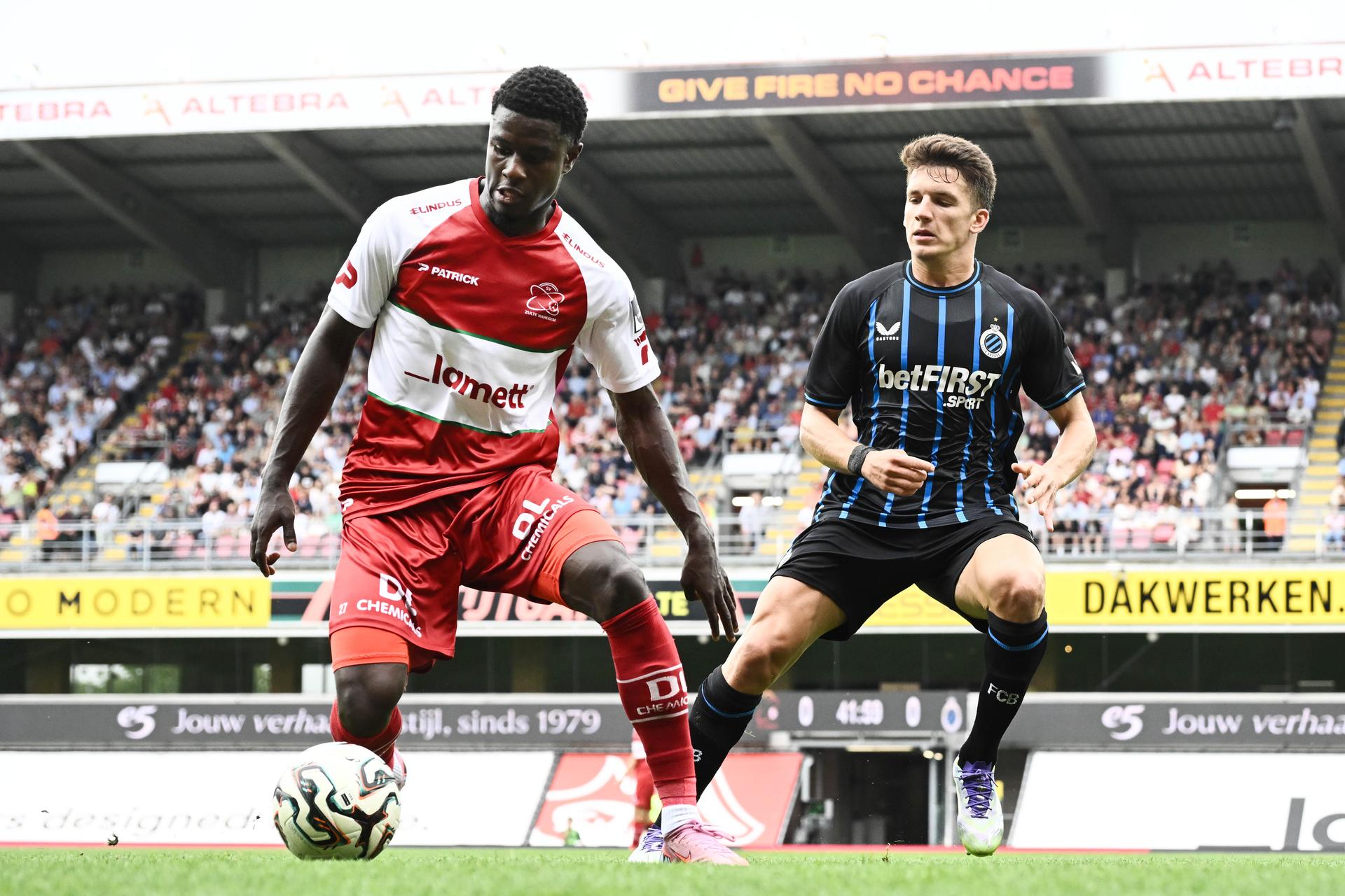 Essevee's Wilguens Paugain and Club's Christos Tzolis fight for the ball during a soccer match between Zulte Waregem and Club Brugge, Saturday 16 August 2025 in Waregem, on day 4 of the 2025-2026 'Jupiler Pro League' first division of the Belgian championship. BELGA PHOTO MAARTEN STRAETEMANS