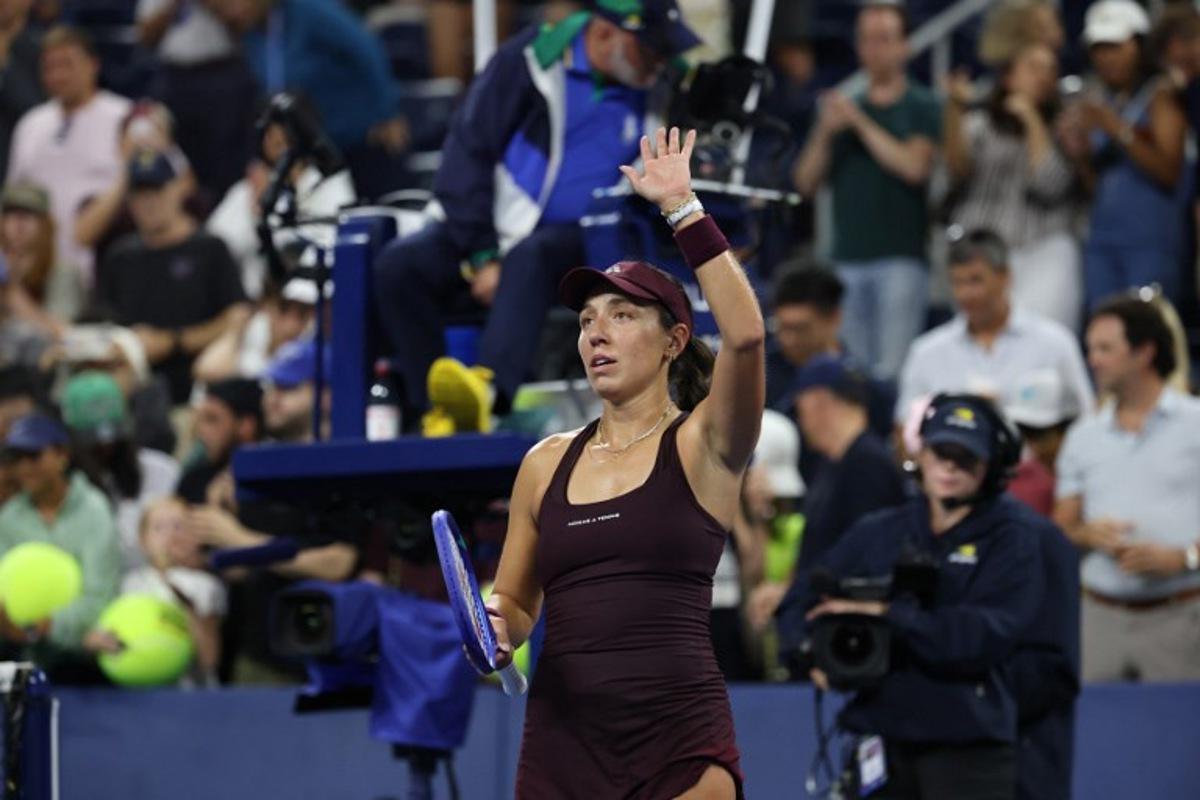 USA's Jessica Pegula waves to the crowd after the women's singles round of 16 tennis match against Romania's Sorana Cirstea on day eight of the US Open tennis tournament at the USTA Billie Jean King National Tennis Center in New York City on September 6, 2026.  Leonardo MUNOZ / AFP
