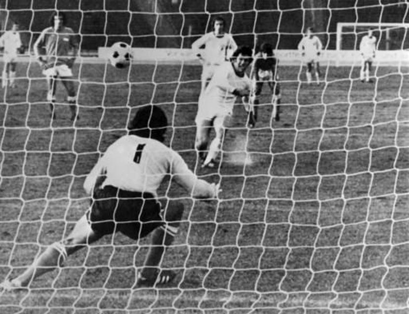 French national football team goalkeeper Dominique Baratelli tries to stop the penalty hit by German Eberhard Vogel on October 12, 1975, at Leipzig during the match GRD vs. France as part of European Nations Championship.    AFP