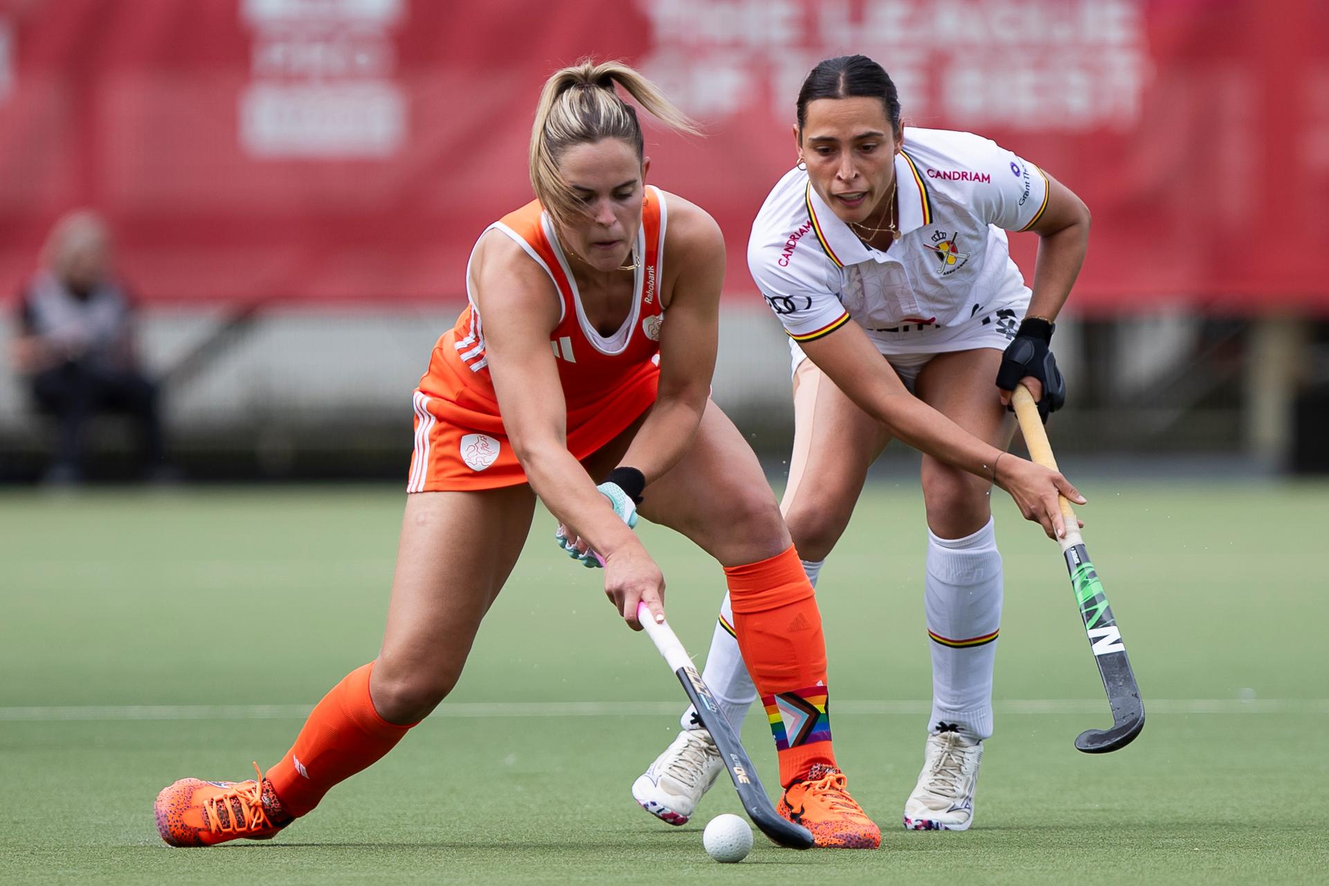 Netherlands' Pien Sanders and Belgium's Lien Hillewaert pictured during a hockey game between Belgian national team Red Panthers and The Netherlands, match 15/16 in the group stage of the 2025 women's FIH Pro League, Saturday 28 June 2025 in Antwerp. BELGA PHOTO KRISTOF VAN ACCOM