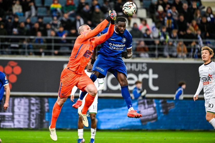 OHL's goalkeeper Tobe Leysen and Gent's Wilfried Kanga clash head to head during a soccer match between KAA Gent and Oud Heverlee Leuven, Saturday 07 February 2026 in Gent, on day 24 of the 2025-2026 'Jupiler Pro League' first division of the Belgian championship. BELGA PHOTO TOM GOYVAERTS