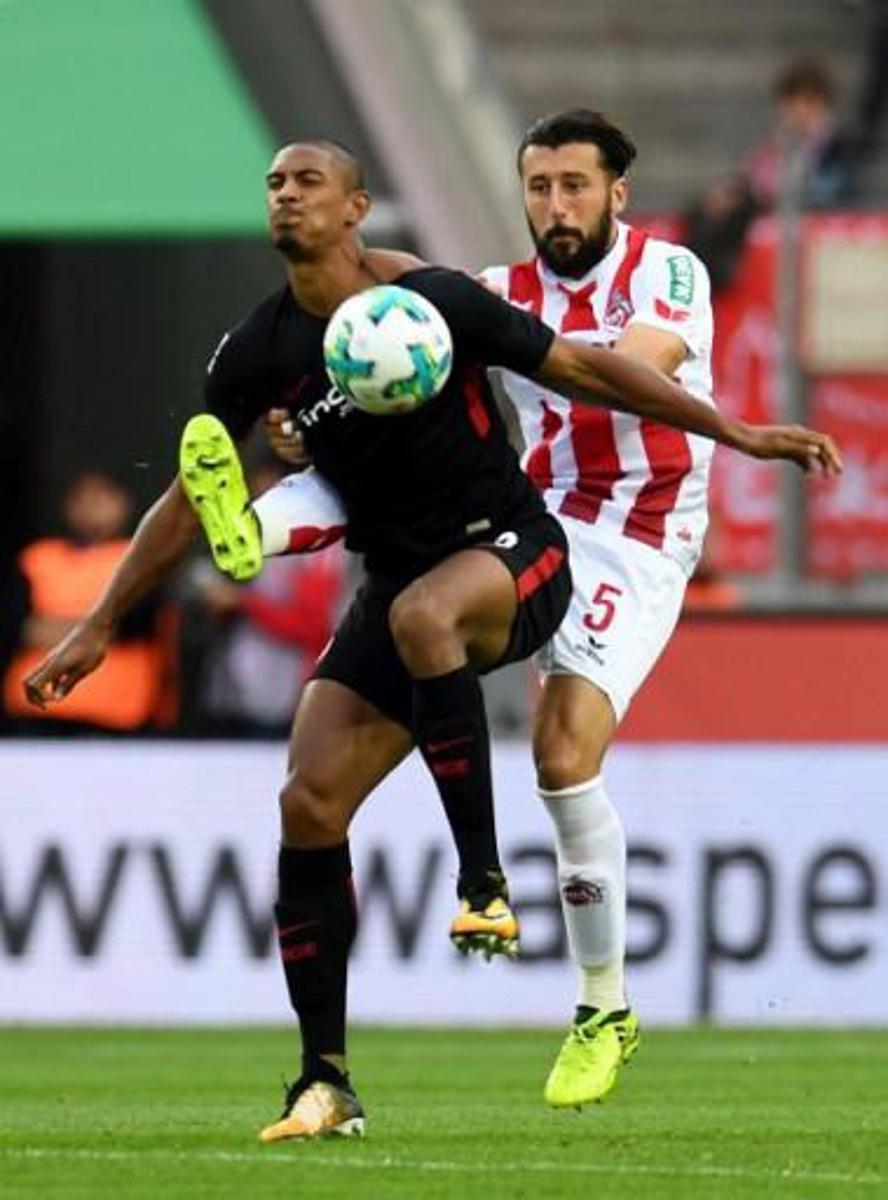 Cologne's Slovenian defender Dominic Maroh and Frankfurt¿s German midfielder Sebastian Haller vie for the ball during the German first division Bundesliga football match 1 FC Cologne v Eintracht frankfurt in Cologne, western Germany, on September 20, 2017.  PATRIK STOLLARZ / AFP RESTRICTIONS: DURING MATCH TIME: DFL RULES TO LIMIT THE ONLINE USAGE TO 15 PICTURES PER MATCH AND FORBID IMAGE SEQUENCES TO SIMULATE VIDEO. == RESTRICTED TO EDITORIAL USE == FOR FURTHER QUERIES PLEASE CONTACT DFL DIRECTLY AT + 49 69 650050

