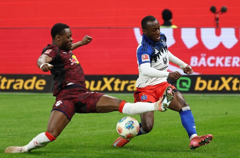 Leipzig's Austrian midfielder #14 Christoph Baumgartner (L) and Hamburg's French-Ivorian forward #07 Jean-Luc Dompe vie for the ball during the German first division Bundesliga football match between Hamburger SV and RB Leipzig in Hamburg, northern Germany on March 1, 2026.  IBRAHIM OT / AFP