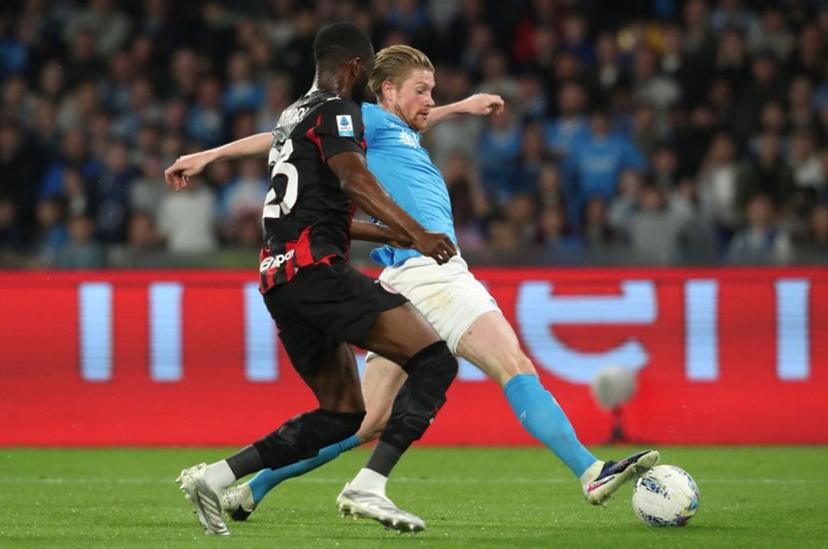 Napoli's Belgian midfielder #11 Kevin De Bruyne (R) controls the ball in front of AC Milan's English defender #23 Fikayo Tomori (L) during the Italian Serie A football match between SSC Napoli and AC Milan at the Diego Armando Maradona Stadium in Naples on April 6, 2026.  CARLO HERMANN / AFP