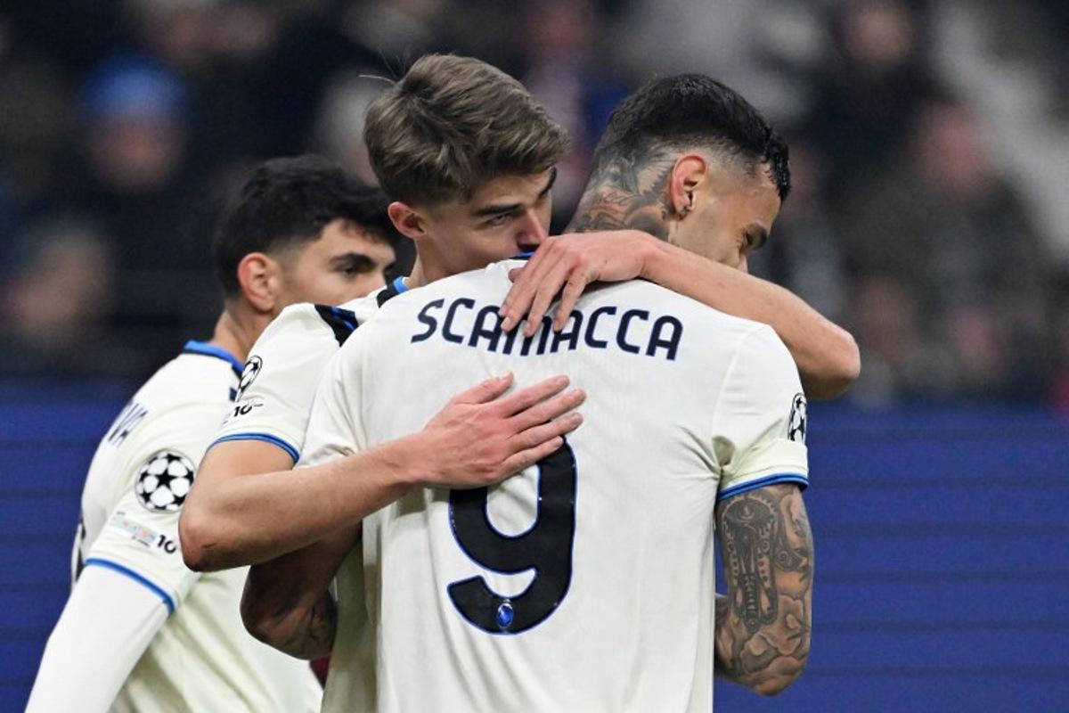 Atalanta's Belgian forward #17 Charles De Ketelaere (C) celebrates scoring his team's third goal wiht Atalanta's Italian forward #09 Gianluca Scamacca during the UEFA Champions League league phase day 5 football match between Eintracht Frankfurt and Atalanta Bergamo in Frankfurt, Germany, on November 26, 2025.  Kirill KUDRYAVTSEV / AFP